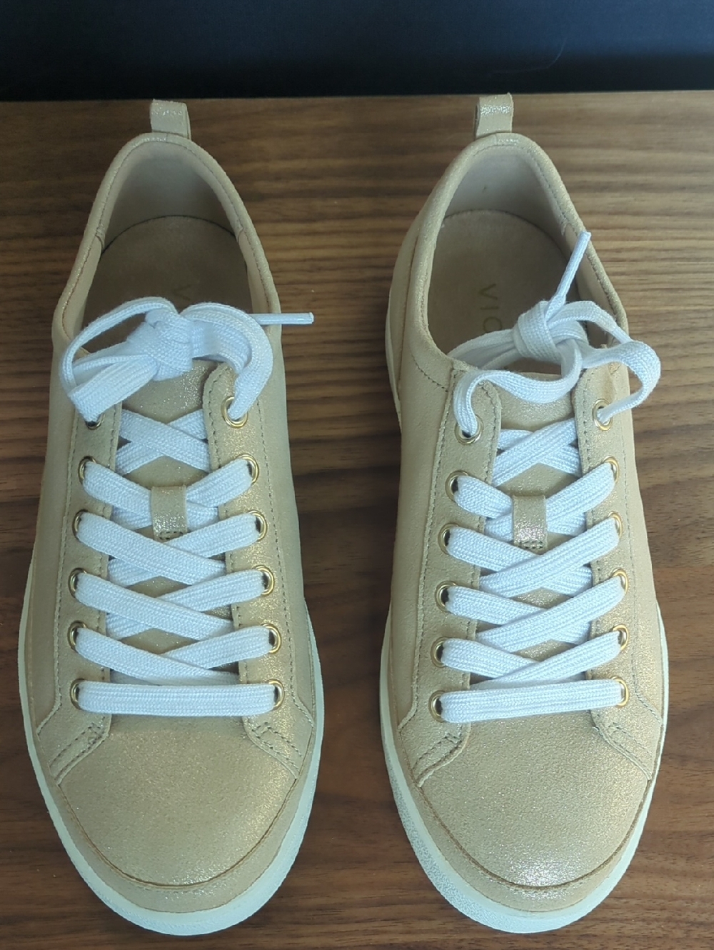 New in Box Vionic Winny Sneaker in Gold Leather 8.5W - Picture 3 of 11